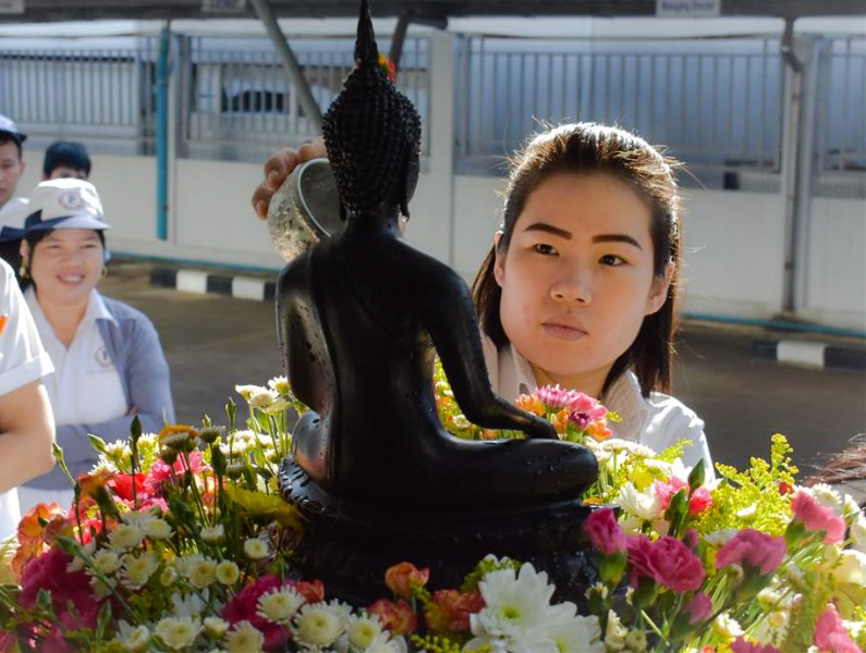 บริษัท พี ควอลิตี้ แมชชีน พาร์ท จำกัด ให้พนักงานร่วมสืบสานประเพณีสงกรานต์ สงน้ำพระ ขอพรเพื่อต้อนรับวันขึ้นปีใหม่ของไทย